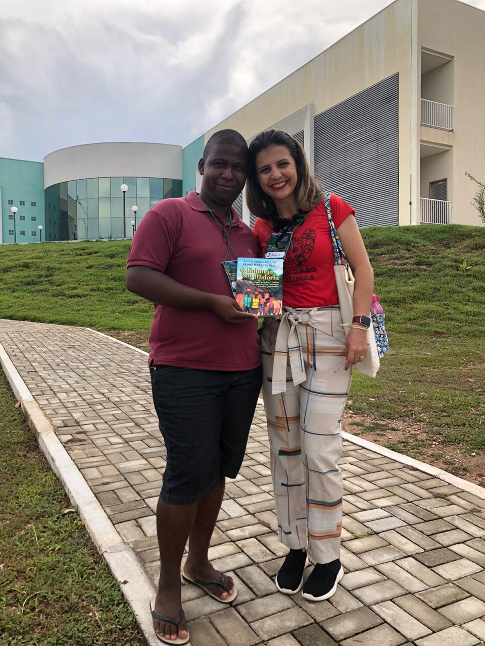 Professora Juliana na UFT durante evento sobre Comunidade Kalunga durante o qual lançou seu livro